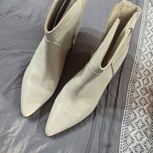 Elegant white ankle Boots